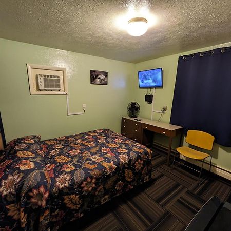 Tour Inn Motel Howard City Экстерьер фото
