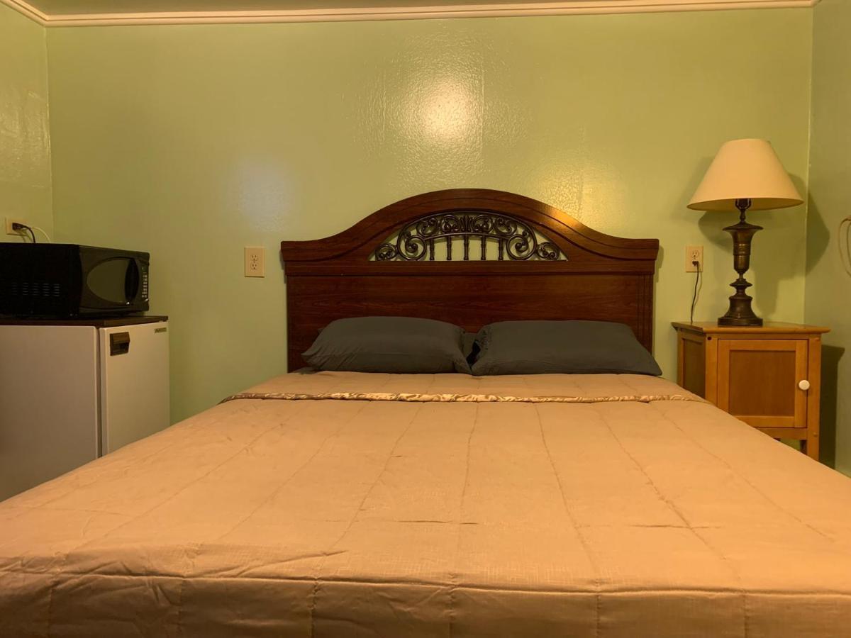 Tour Inn Motel Howard City Экстерьер фото