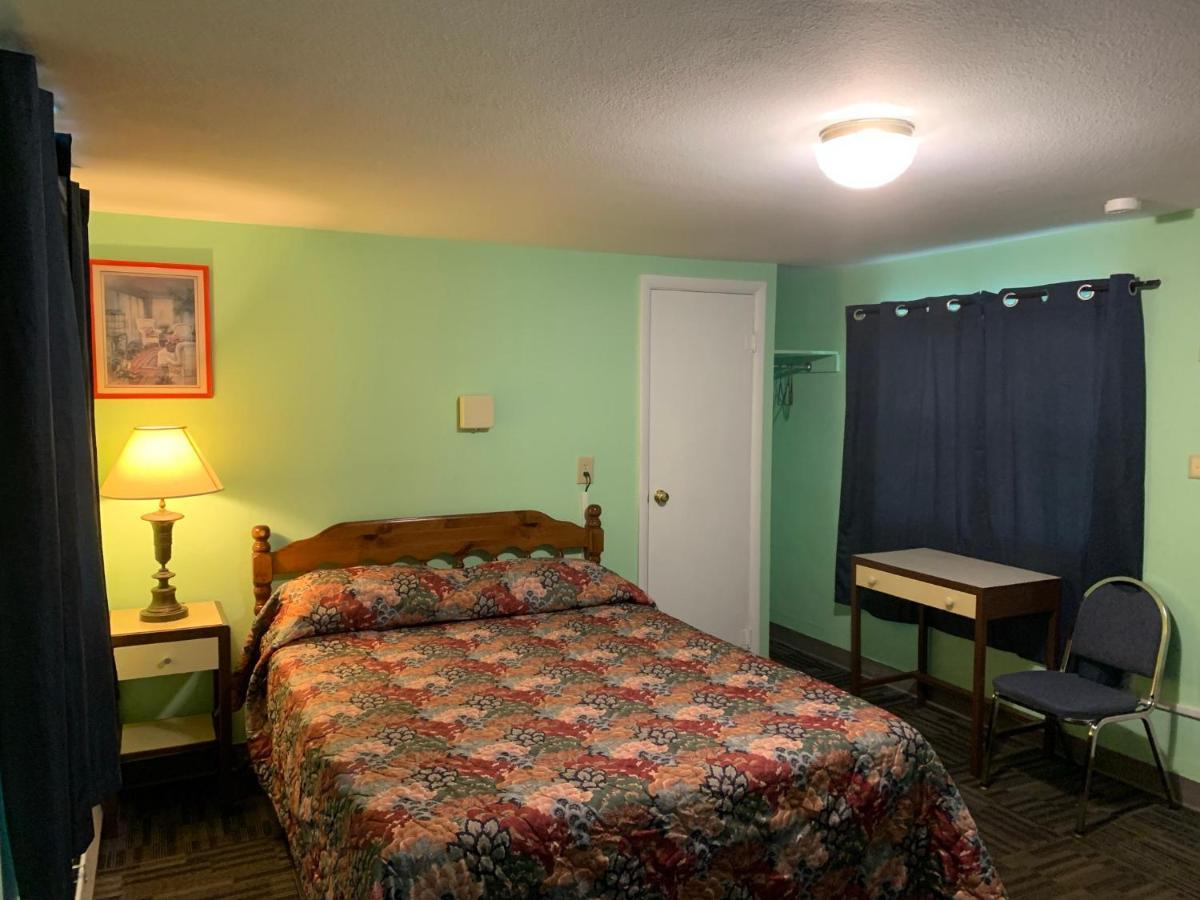 Tour Inn Motel Howard City Экстерьер фото