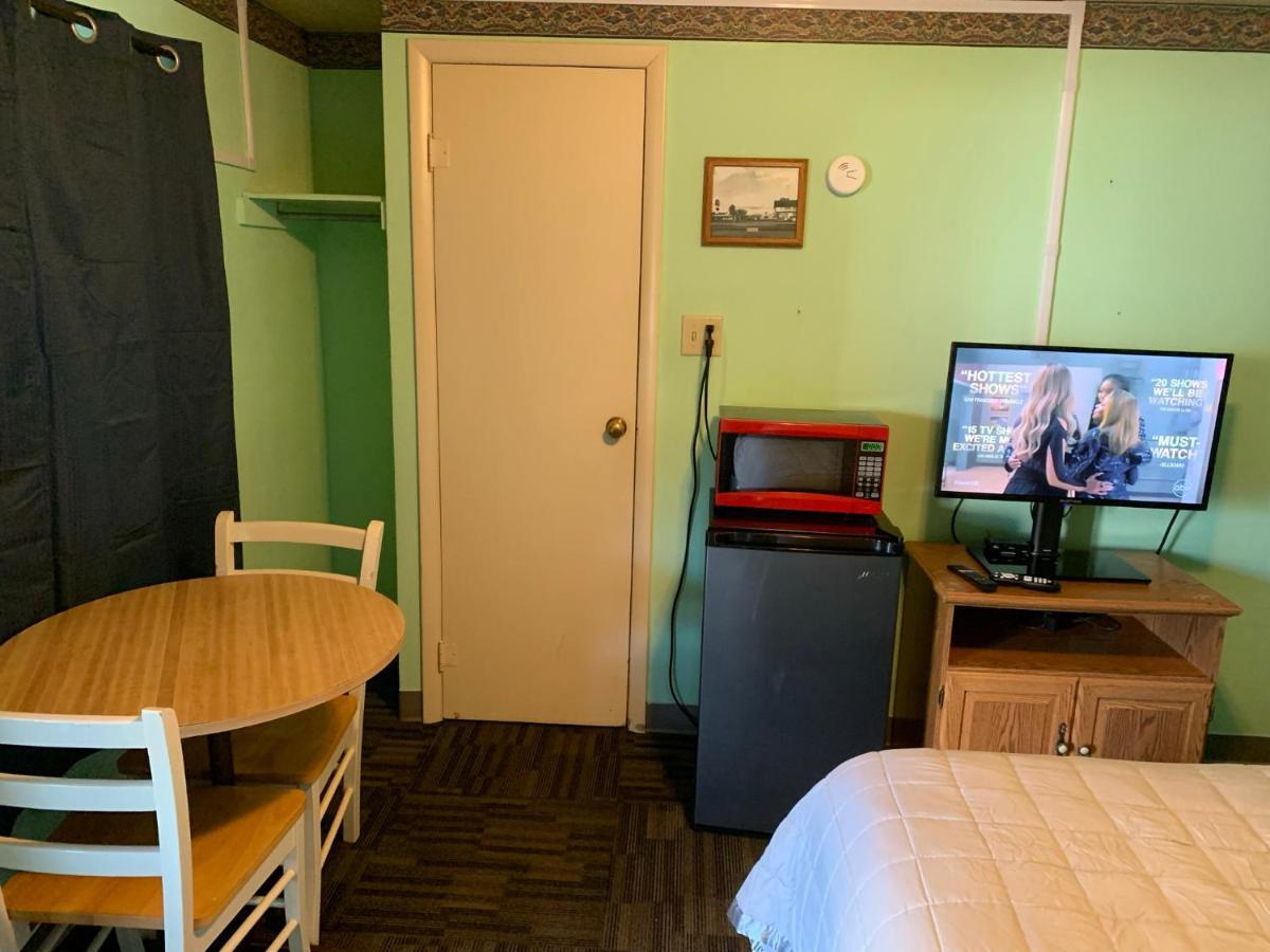 Tour Inn Motel Howard City Экстерьер фото
