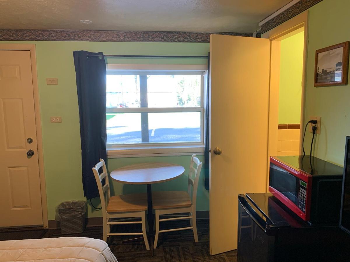 Tour Inn Motel Howard City Экстерьер фото