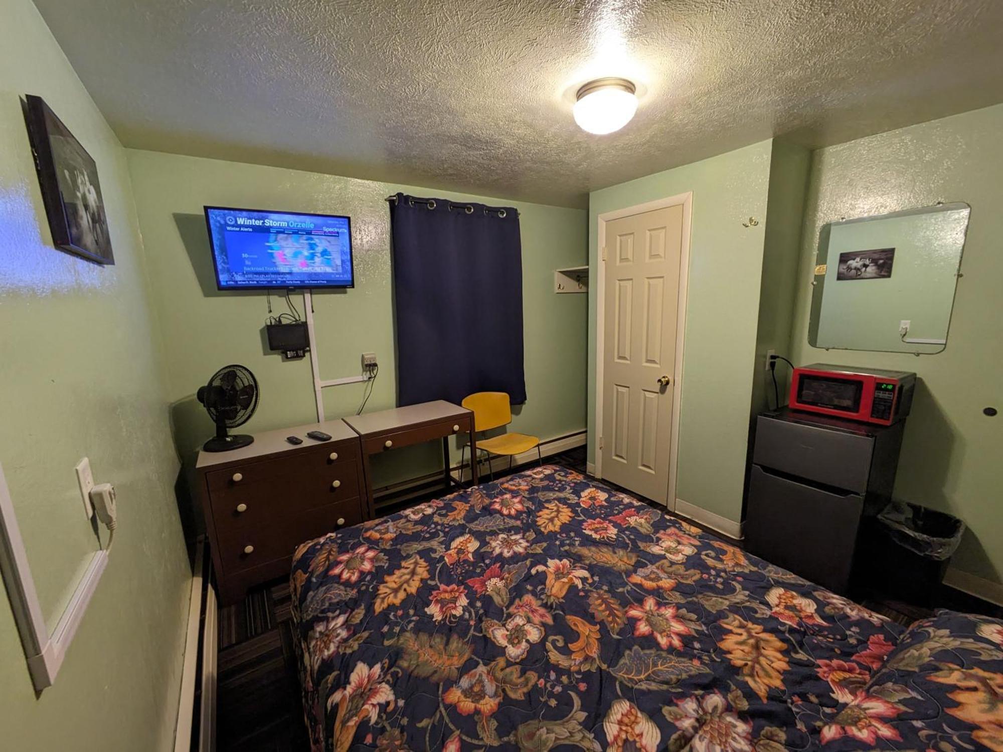 Tour Inn Motel Howard City Экстерьер фото