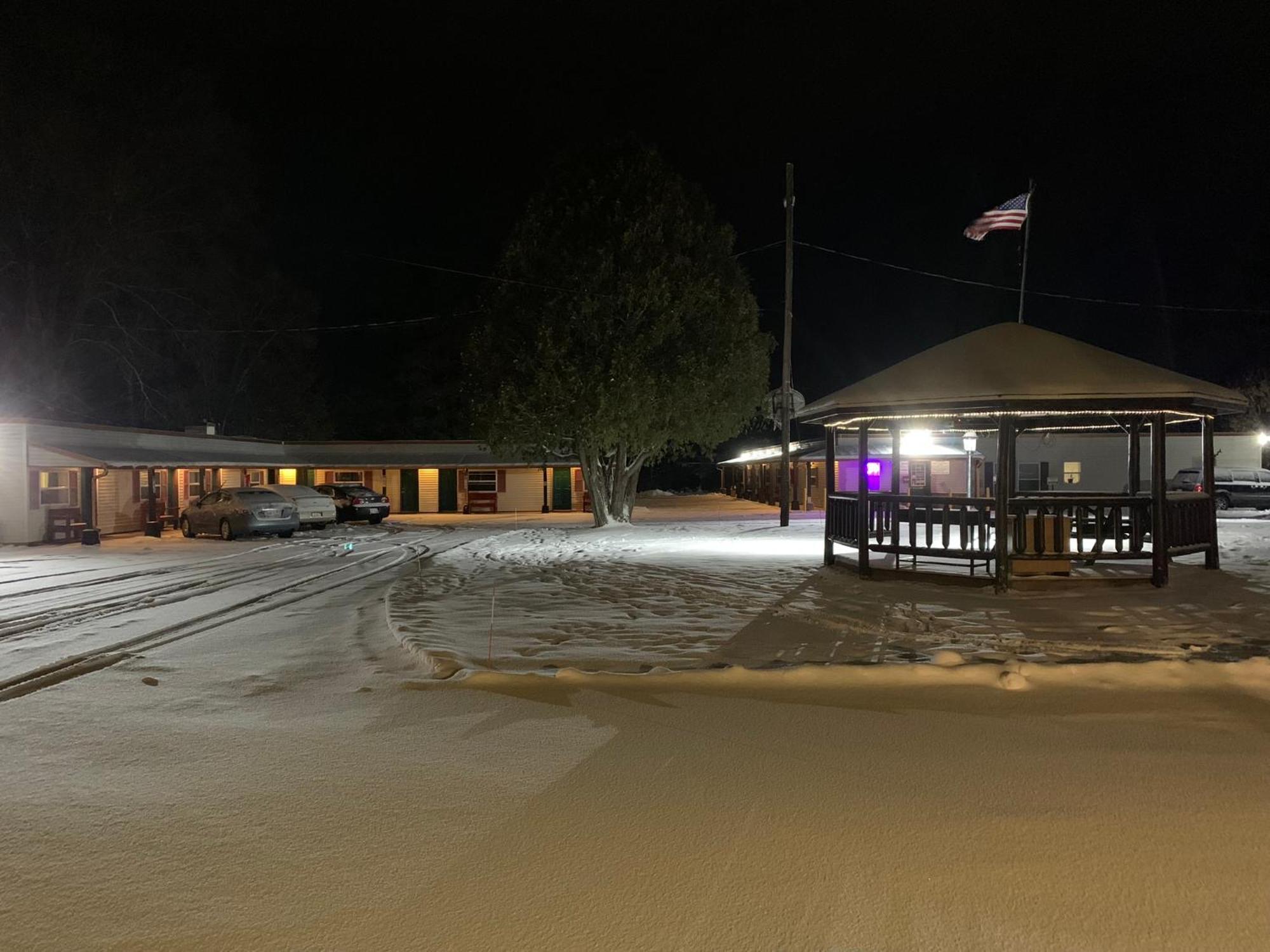 Tour Inn Motel Howard City Экстерьер фото