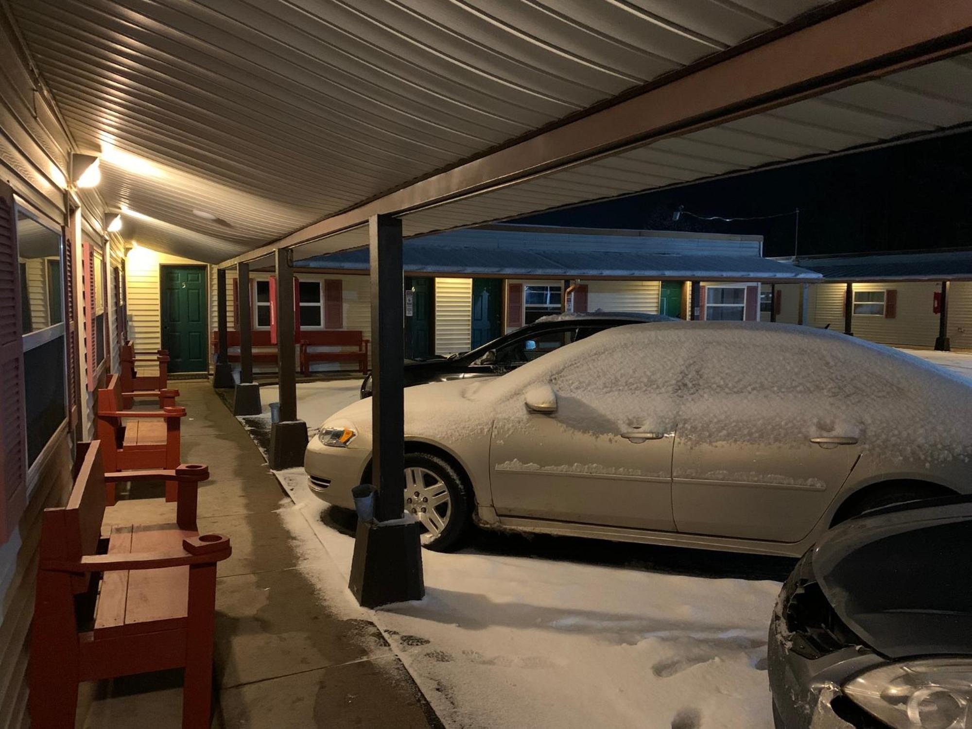 Tour Inn Motel Howard City Экстерьер фото