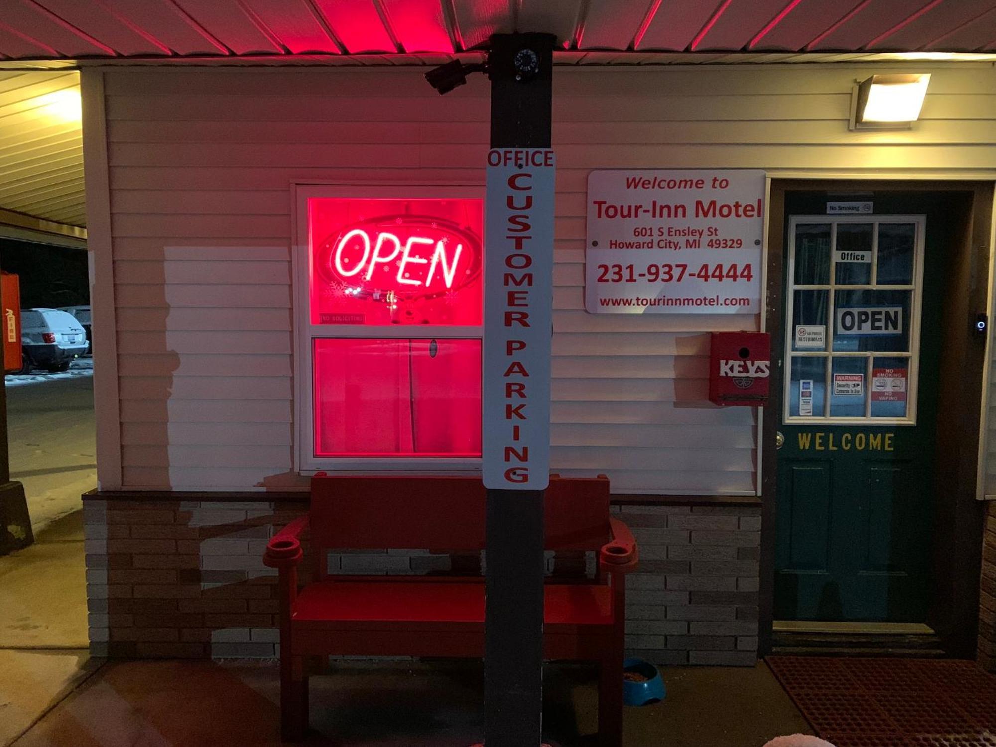 Tour Inn Motel Howard City Экстерьер фото