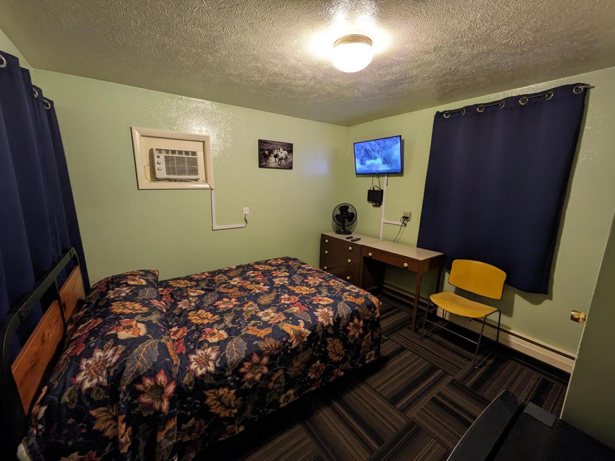 Tour Inn Motel Howard City Экстерьер фото