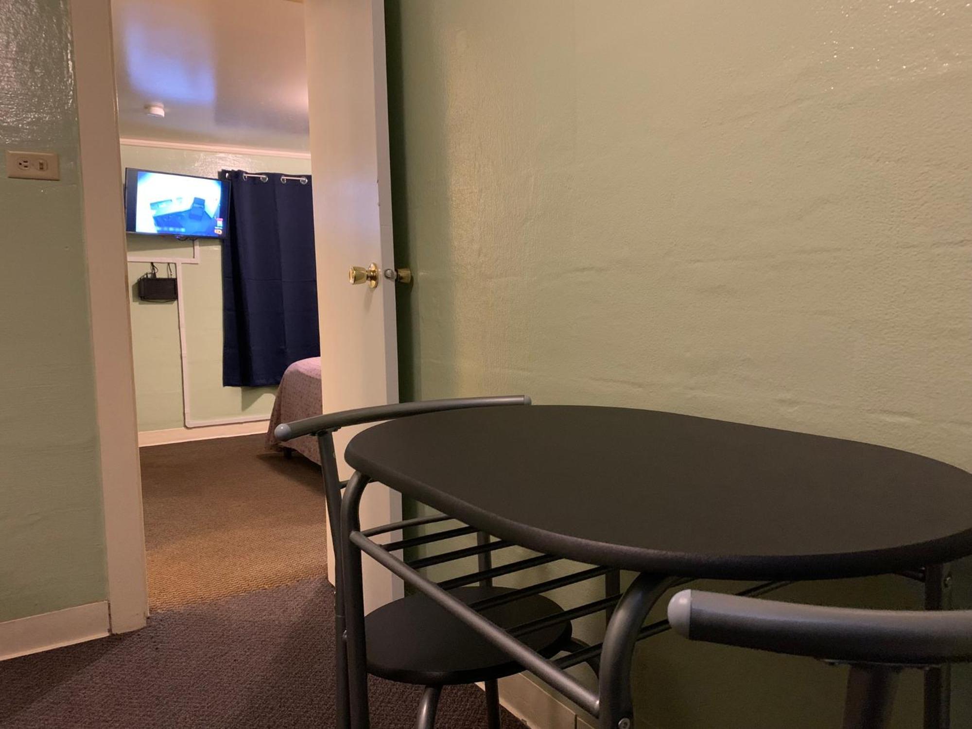 Tour Inn Motel Howard City Экстерьер фото
